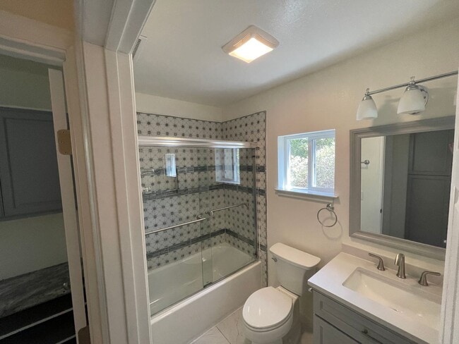Building Photo - 3 Bed 2 Bath Single Family Home In Concord