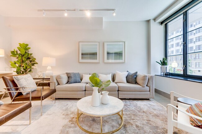 Building Photo - Logan Circle Condo | 2 Bed | 2 Bath | 1,000 Sf | 1 Garage Parking Space Available for Rent