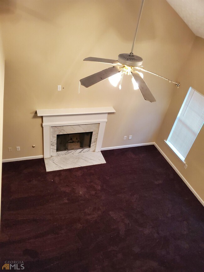 Building Photo - 9555 Lakeview Cir