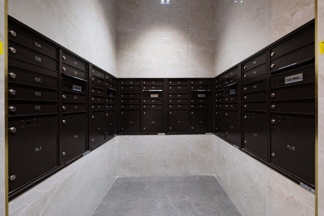 Building Photo - 35-32 Leavitt St