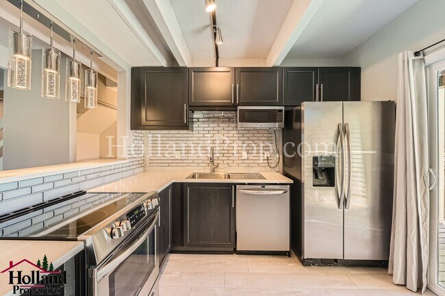 Building Photo - Charming Home Near Parks and Trails in Por...
