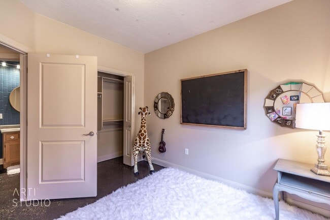 Building Photo - Washington 3 Bedroom Townhome