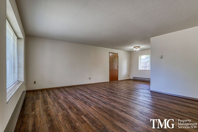 Building Photo - 2 Bedroom Duplex W/ attached garage in Was...