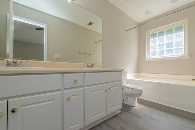 Building Photo - $1,395 - 3 bed/2 bath house for rent, fully renovated!