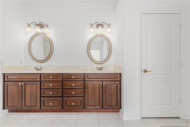 Building Photo - 376 NW Canna Way