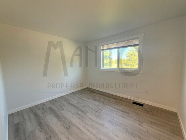 Building Photo - Spacious Nine Mile Home On Acreage