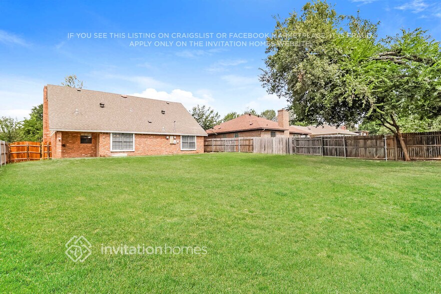 Building Photo - 3801 Devonaire Dr
