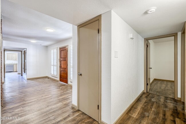 Building Photo - 4945 Vista Grande Cir