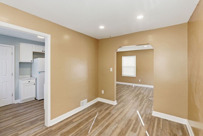 Building Photo - Holiday Special Reduce Rent