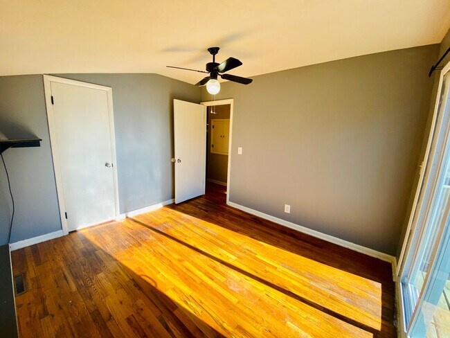Building Photo - {11821} Desirable Shawnee Village Location + Hardwood Floors + Fenced Yard