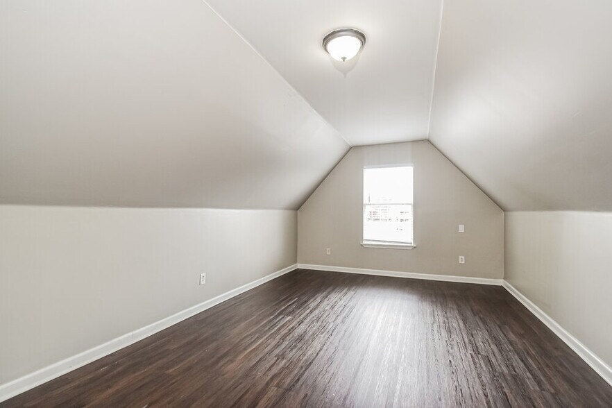 Building Photo - 8161 Loden Cove