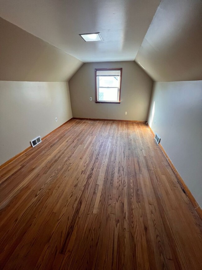 Building Photo - Section 8 Accepted: Affordable 3 Bed, 1 Ba...