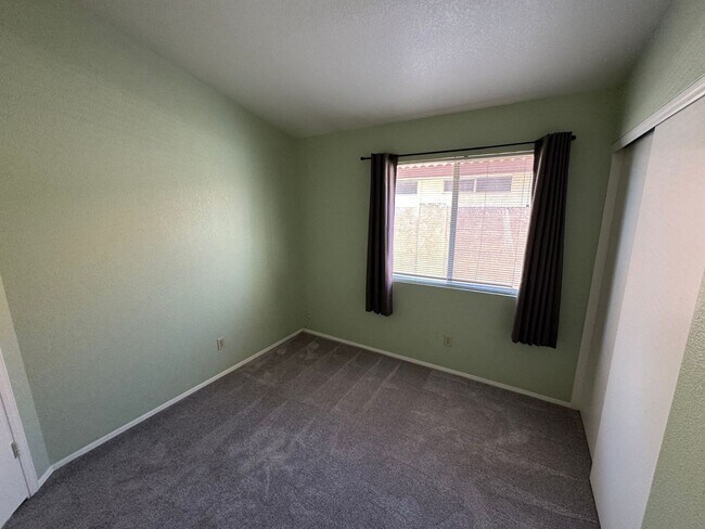 Building Photo - 1119 N Carriage Ln