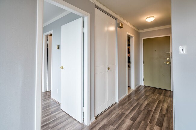 Building Photo - Stunning 1 Bed 1 Bath Condo In Popular High-Rise Fountains Building - Utilities Included