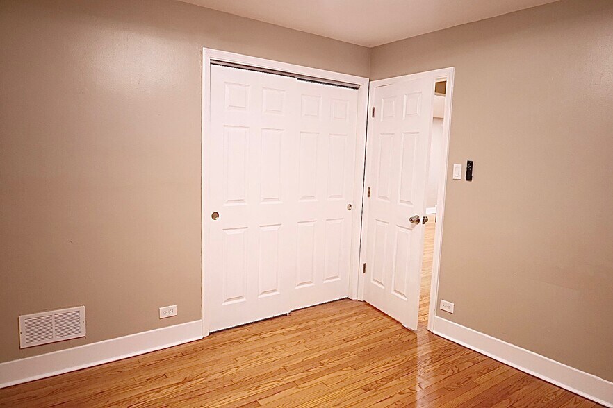 Building Photo - 8124 S Calumet Ave