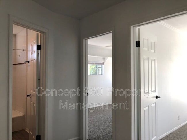 Building Photo - 4517 E Lavante St