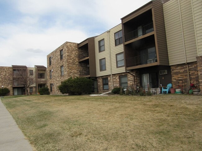 Building Photo - Large One Bedroom w/ Heat & Water Paid