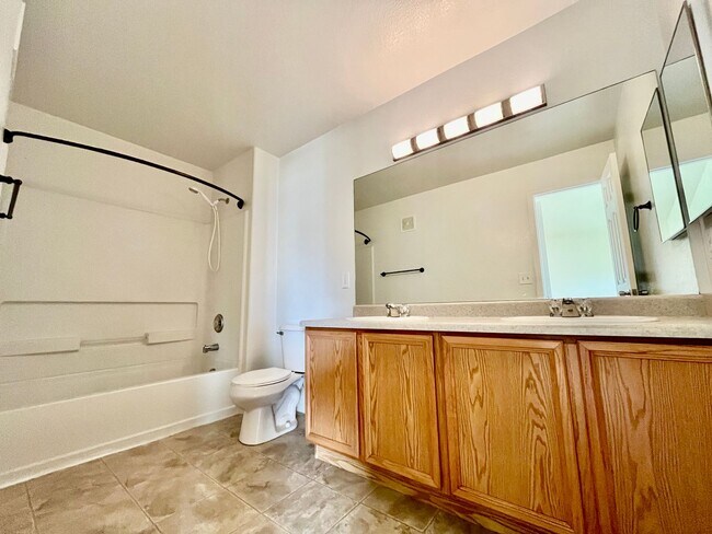 Building Photo - *ONE MONTH FREE RENT!* Beautifully Updated 3 Bedroom Town Home