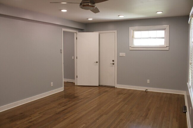 Building Photo - 1404 Woodside Dr W