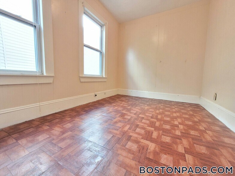 Building Photo - 110 Howland St