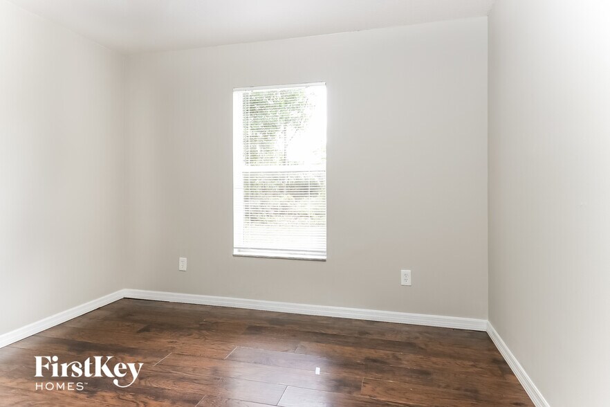 Building Photo - 3201 SW Collings Dr