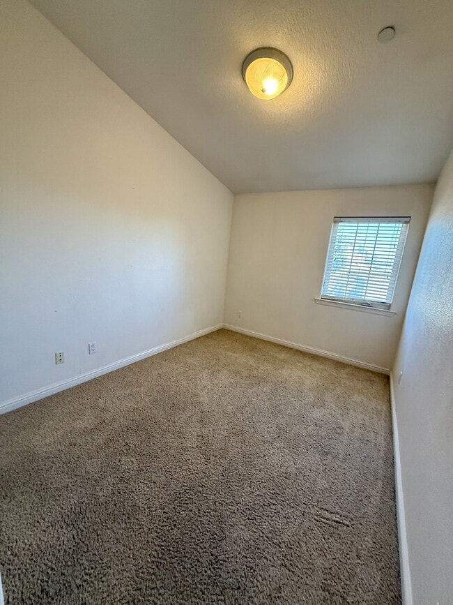 Building Photo - 557 Orchard Rd