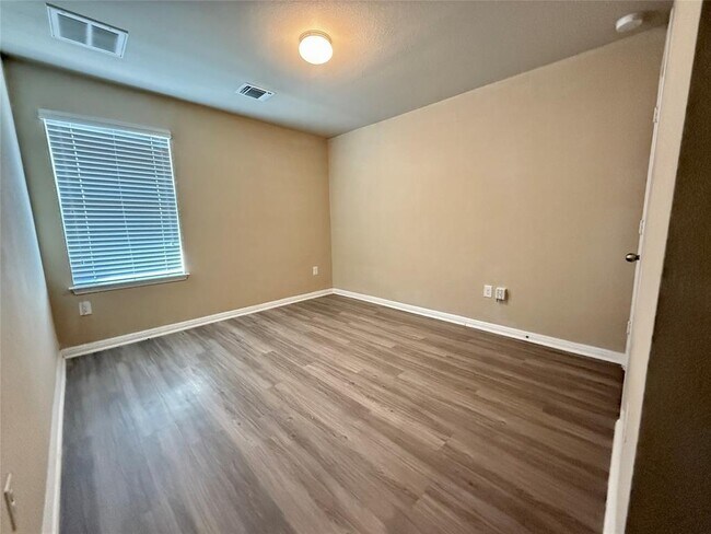 Building Photo - 11112 Dawes Pl