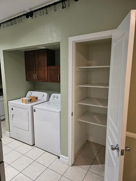 Building Photo - 517 Inness Ave