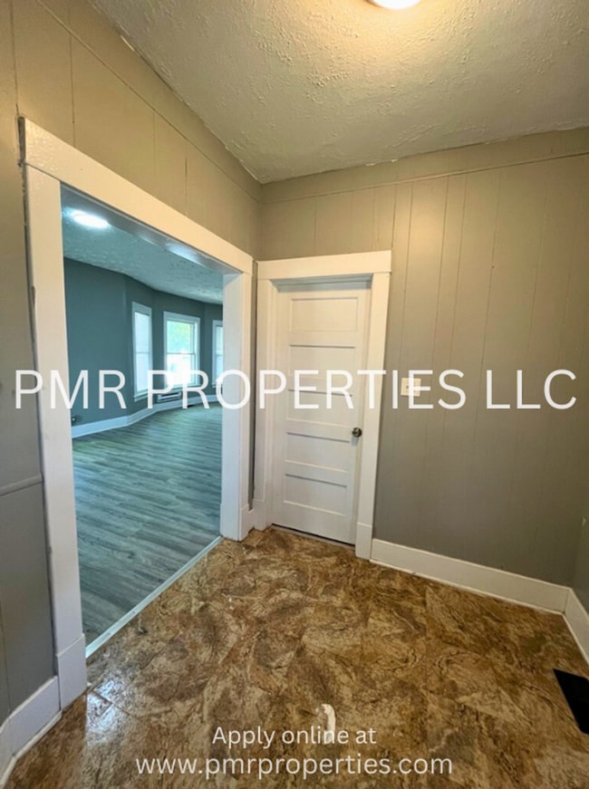 Building Photo - 3 Bedrooms/1Bathroom House