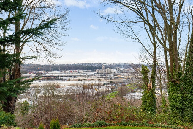 Building Photo - 4403 Powell Pl S