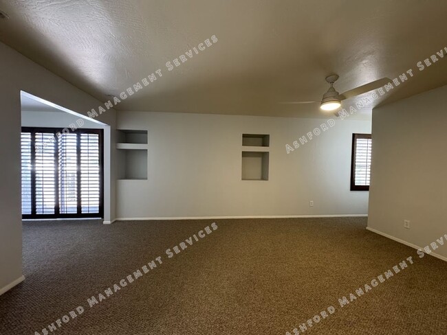Building Photo - BEAUTIFUL 3 BEDROOM 2.5 BATHROOM HOME IN S...
