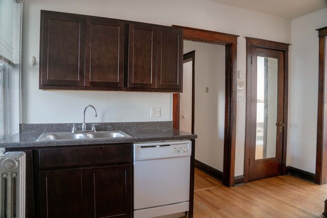 Building Photo - Lakeview / Southport Corridor - 2 Bed / 1 ...