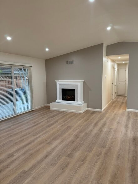 Building Photo - 1677 Canary Dr