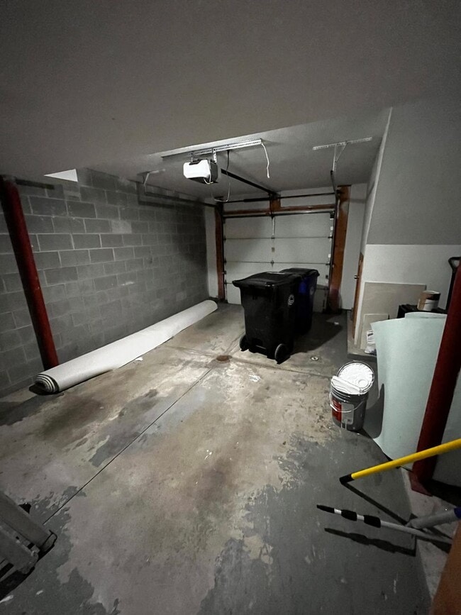 Building Photo - 3 Story Townhome in Prime Location