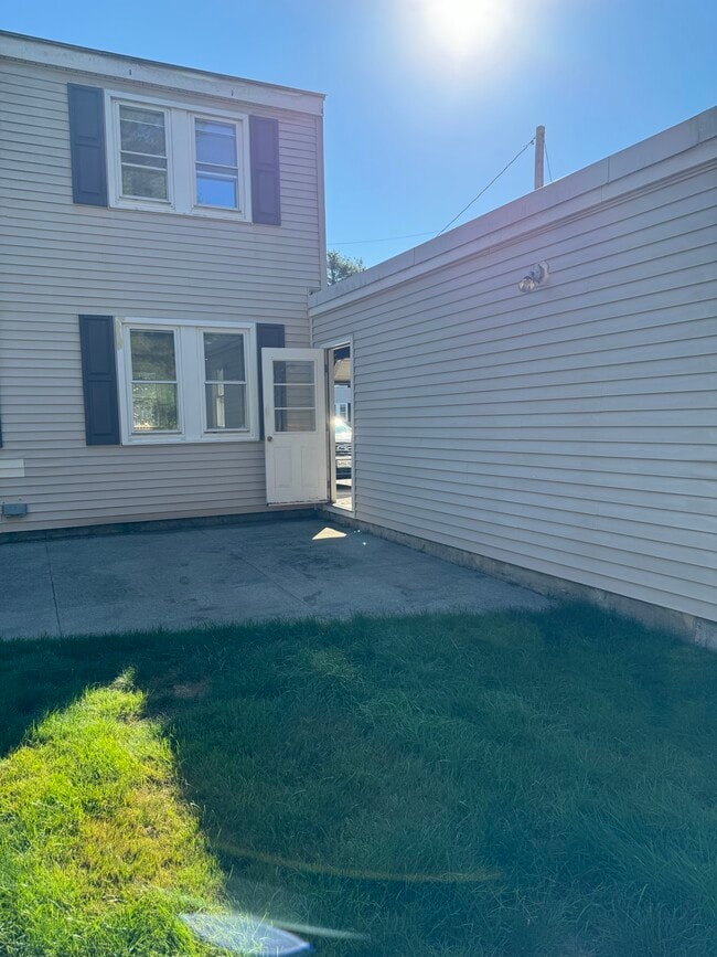 Building Photo - 10 Windorf Cir