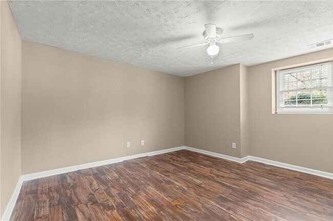 Building Photo - 16 Valleyside Dr