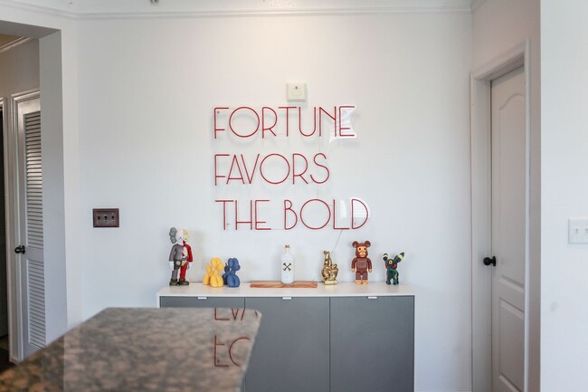 Building Photo - Riverside  Condo-RARE-Ready Jan 26