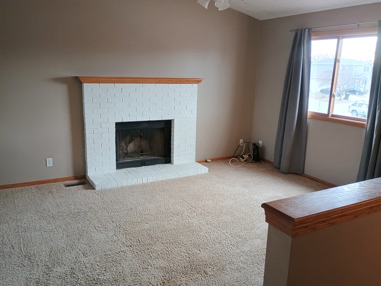 Living - 5306 W Cleveland Ave