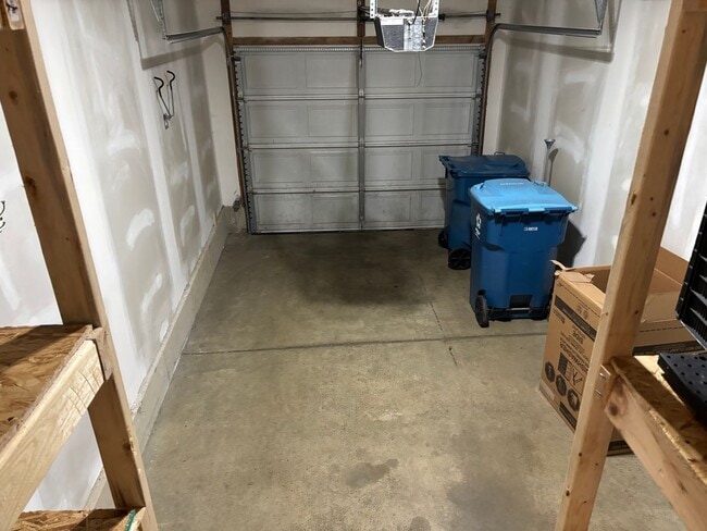 Building Photo - Grand Ridge condo available now.  Forest Hills Eastern Schools.