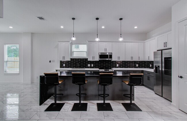 Building Photo - 5905 Crest Ct