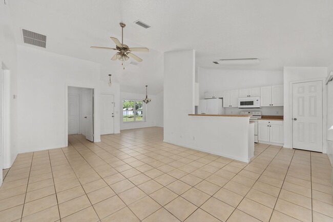 Building Photo - Spacious 3-Bedroom Home with Modern Open Floor Plan in Desirable Marion Oaks!