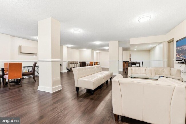 Building Photo - 2059 Huntington Ave