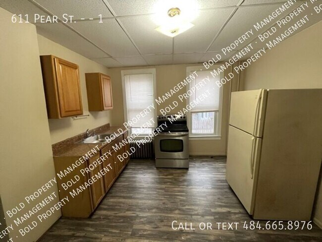 Building Photo - 611 Pear St