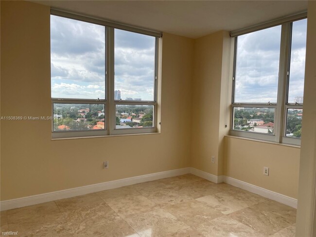 Building Photo - 2 br, 2 bath Condo - 3232 Coral Way Apt 709