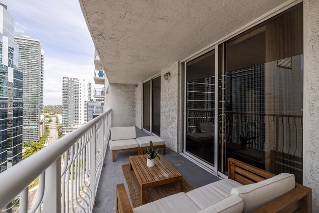 Building Photo - 1200 Brickell Bay Dr