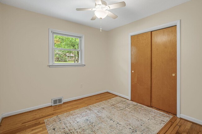 Building Photo - Royal Pines Gem with Private Fenced Yard