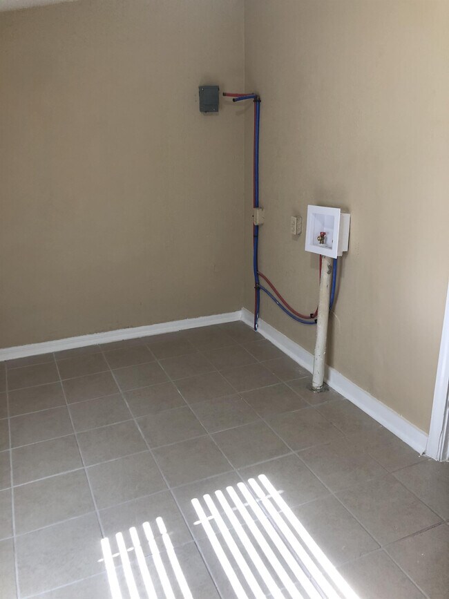 Building Photo - 3921 Wiggins Dr