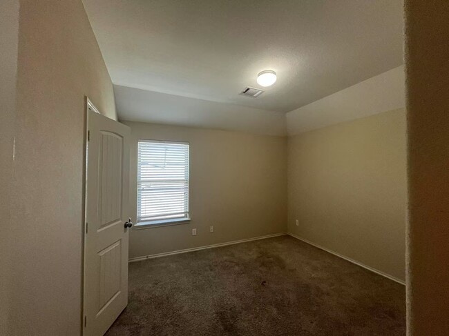 Building Photo - Spacious 4-Bedroom Family Home with Open F...
