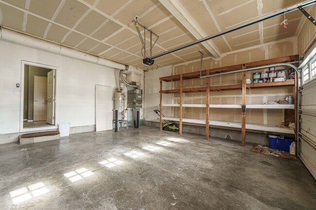 Building Photo - $500 Move In Special  4 Bedroom 2.5 Bath N...