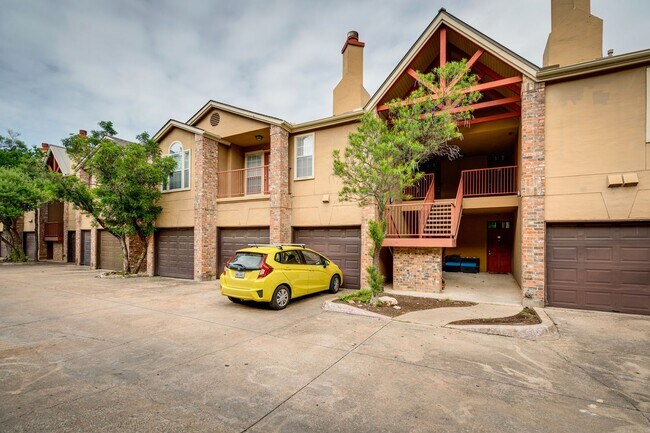 Building Photo - Fabulous Lake Austin 1 Bedroom - 2222 / 36...